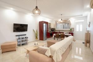 TV a/nebo společenská místnost v ubytování Pearl of Stegna - Beach House