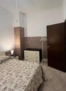 um quarto com uma cama e uma cómoda em La Rizzaia casa indipendente em Trapani