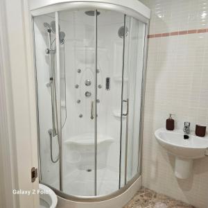 uma casa de banho com um chuveiro e um lavatório. em Piso acogedor en Alcaucin em Alcaucín