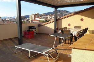 a patio with a table and chairs on a balcony at Appart Duplex Roses Plage in Roses