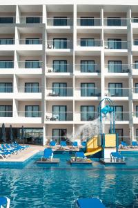 Bazén v ubytování HIGH GARDEN GRAND HOTEL nebo v jeho okolí