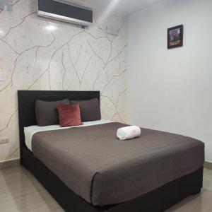 a bed with two pillows on it in a room at HOTEL MILLA SUITES MERIDA in Mérida