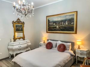 a bedroom with a bed and a painting on the wall at La Casa Bianca in Vercelli