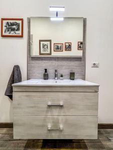 y baño con lavabo y espejo. en La Casa Bianca, en Vercelli