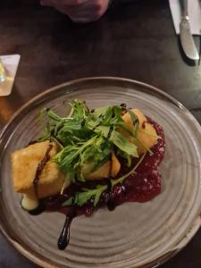 un plato de comida con una ensalada en una mesa en The Dolphin Hotel, en Mayo