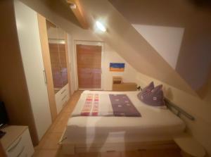 een slaapkamer met een wit bed op zolder bij Faakersee Seahouse mit Privat Strand -Only Sa-Sa in Faak am See