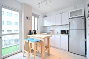 Cool & Fun 2BR in Rotshilde area by HolyGuest