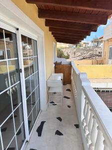 balcone con ringhiera bianca e sedia di Loft near the BEACH a La Mareta