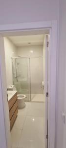 ein Bad mit einer Dusche und einem WC. in der Unterkunft Owls Hostel Ribeiro in Porto
