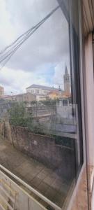 Owls Hostel Ribeiro في بورتو: اطلالة على المدينة من النافذة
