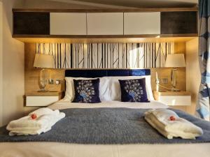 Giường trong phòng chung tại Hotchkin Lodge +41 ảnh