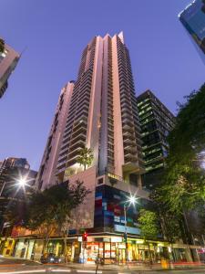 iStay River City Brisbane في بريزبين: مبنى طويل وامامه شارع