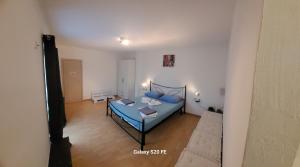 Habitación con cama y mesa. en Appartamenti Vacanza Il Riale, en Cannobio