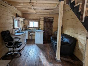 Kuchyň nebo kuchyňský kout v ubytování Blackburn Cabins - McCarthy, Alaska