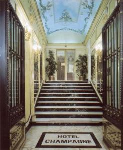 a hallway of a hotel with stairs and a ceiling at Hotel Champagne Palace in Rome