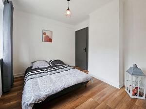 a bedroom with a bed in a white room at Appartement 2 chambres aux pieds des Vosges in Abreschviller