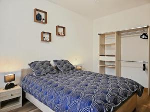 1 dormitorio con edredón azul en la cama en Appartement 2 chambres aux pieds des Vosges, en Abreschviller