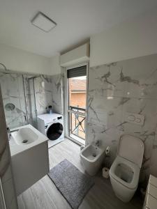 uma casa de banho com um lavatório, um WC e um bidé em Deluxe comfortable suite with balcony Downtown em Castellanza