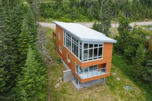 an overhead view of a house in the woods at Les Chalets du Massif de Charlevoix in Petite-Rivière-Saint-François