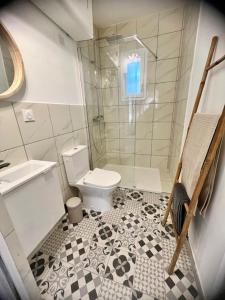 ein Bad mit einem WC und einem Waschbecken in der Unterkunft Les jardins de funtanone T4 in Vignale