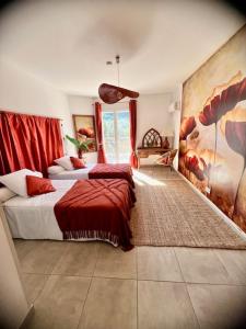 ein Schlafzimmer mit 2 Betten und einem Wandgemälde in der Unterkunft Les jardins de funtanone T4 in Vignale