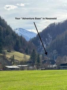 ein Bild eines Feldes mit einem Berg im Hintergrund in der Unterkunft Mountain Adventure Base - Vienna Alps in Graben