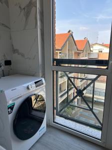 een wasmachine in een kamer met een raam bij Deluxe comfortable suite with balcony Downtown in Castellanza