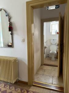 La salle de bains est pourvue de toilettes, d'une fenêtre et d'une porte. dans l'établissement Mountain Adventure Base - Vienna Alps, à Graben