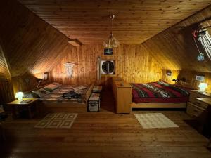Zimmer mit 2 Betten in einer Holzhütte in der Unterkunft Mountain Adventure Base - Vienna Alps in Graben