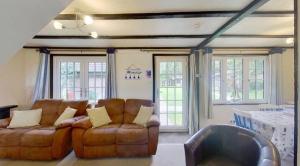 una sala de estar con un sofá y una mesa en 33 Tudor Court, en Hayle