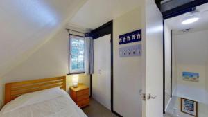 Un dormitorio pequeño con una cama y una ventana. en 33 Tudor Court, en Hayle 22 fotos más