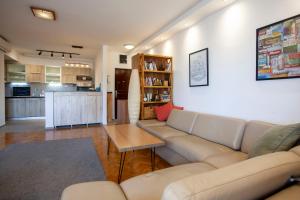 un soggiorno con divano e cucina di City center JAZZ Apartment a Skopje