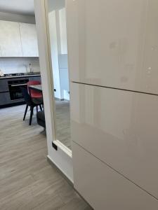 een keuken met witte muren en een eetkamer bij Deluxe Comfortable suite with balconie in Castellanza