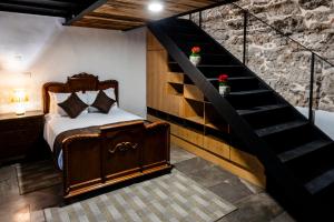 普埃布拉的住宿－HOTEL BOUTIQUE CASONA 65，一间卧室设有一张床和一个楼梯