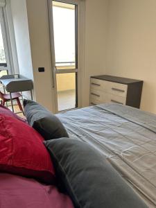 - une chambre avec un lit, une commode et une fenêtre dans l'établissement Deluxe Comfortable suite with balconie, à Castellanza