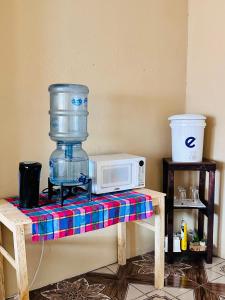 eine Mikrowelle auf einem Tisch neben einem Mixer in der Unterkunft Casa Nicolas #1 in San Pedro La Laguna