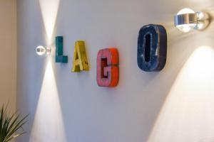 un grupo de letras en una pared blanca en Apt. 123 - Beautiful apartment on the lake en Porto Ceresio