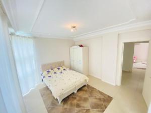 1 dormitorio con 1 cama y armario blanco en VillaVictoriaBelek en Belek