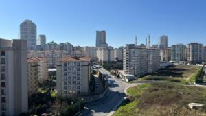 vistas a una ciudad con edificios altos en Luxury Apartment -Es, en Sarıyer