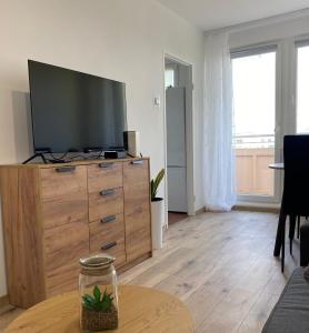 uma sala de estar com uma televisão de ecrã plano numa cómoda em Apartament Kasia em Wałbrzych