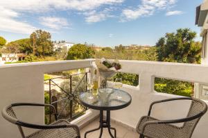 - Balcón con mesa y 2 copas de vino en Erofili's Apartment Rhodes 10 minutes from beach, en Ialisos