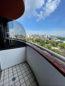 uma varanda com vista para a cidade em Manaus hotéis millennium flat em Manaus