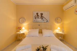 1 dormitorio con 1 cama y 2 cuadros en la pared en Erofili's Apartment Rhodes 10 minutes from beach, en Ialisos