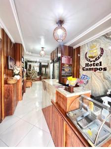 Itaituba的住宿－Hotel Campos，墙上挂有酒店卡莫标志的餐厅