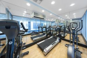 um ginásio com várias passadeiras e máquinas de cardio em Oaks Glenelg Liberty Suites em Adelaide