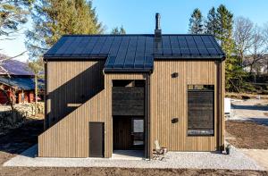 una casa con techo solar encima en Egersund Overnatting, en Egersund