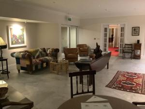un ampio soggiorno con divani e tavolo di Gleann Fia Country House a Killarney