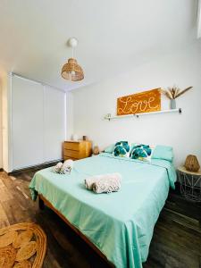 um quarto com uma cama com uma placa de amor na parede em La cossonade em Menton