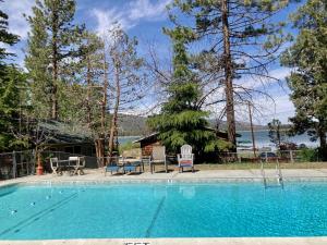 Swimmingpoolen hos eller tæt på Lodge House-Family Cabin with Pool Table by Big Bear Vacations