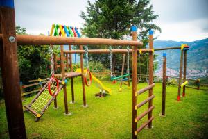 um parque infantil com diferentes tipos de equipamento de recreio em Villa Los tres Diamantes em Copacabana